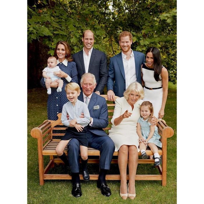 Foto Keluarga Kerajaan Inggris untuk memperingati ulang tahun Pangeran Charles yang ke-70