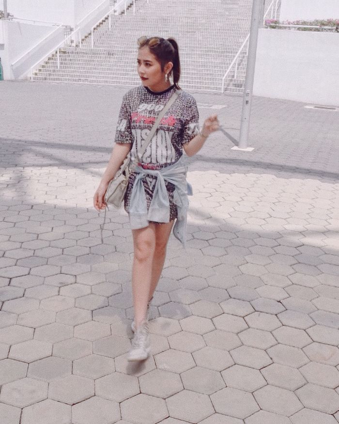 Prilly Latuconsina tampil bergaya swag dengan paduan oversized Tshirt dress warna abu abu yang dipadukan dengan sepatu sneaker warna senada