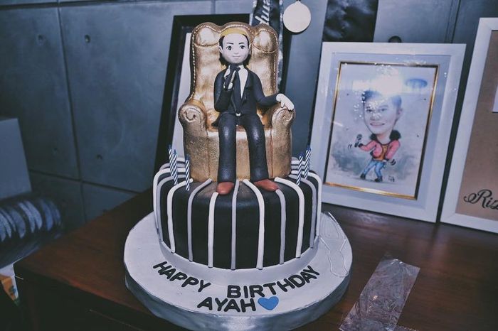 Kue ulang tahun yang menggambarkan Sule saat membawakan program talkshow