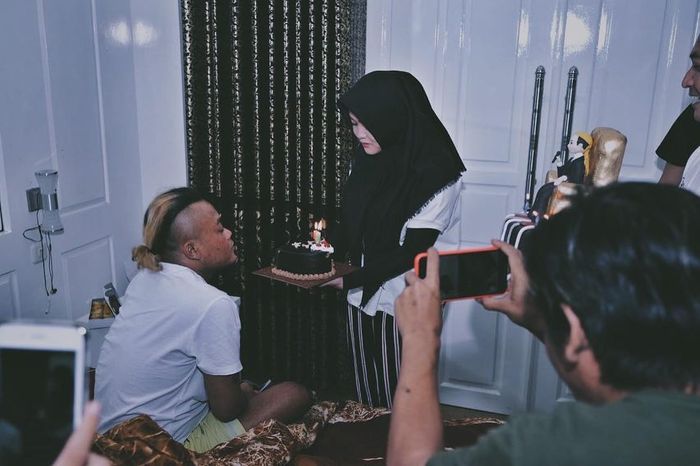 Sule meniup lilin kue ulang tahunnya