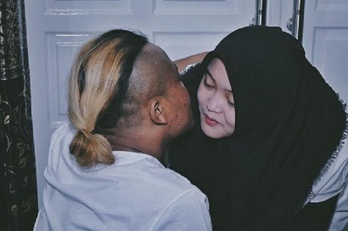 Sule memeluk anak perempuannya, Putry Delina