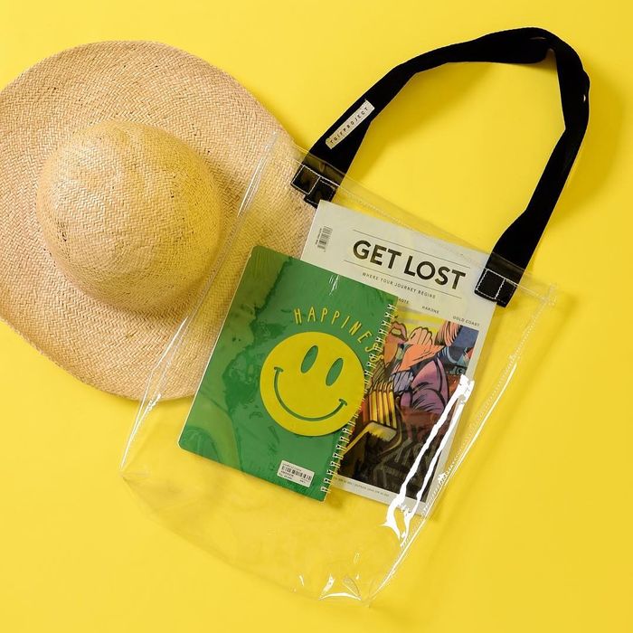 5 Rekomendasi Tote Bag Transparan Kekinian ala Jessica Iskandar