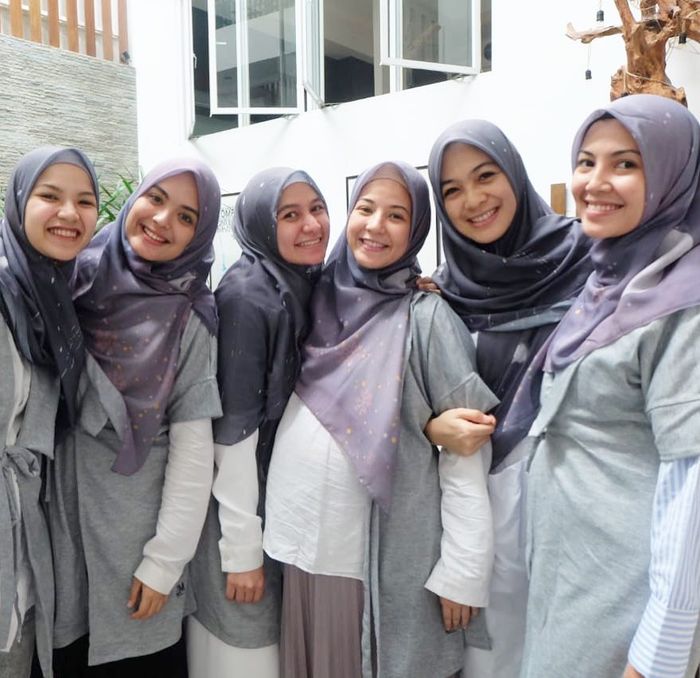 Ratna Galih dan teman-teman kajiannya