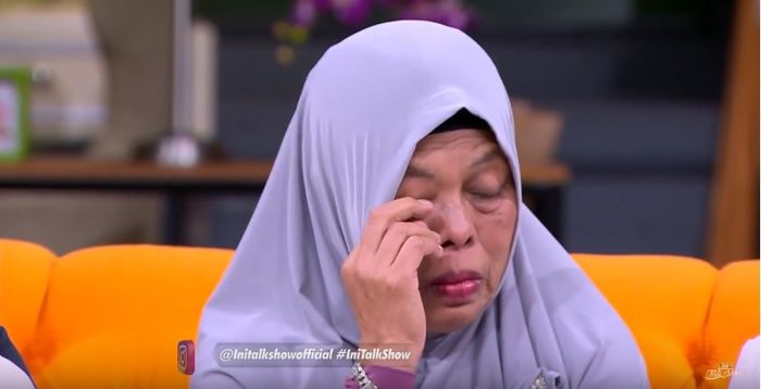 Ibunda Sule mengucapkan doa sambil menahan tangis