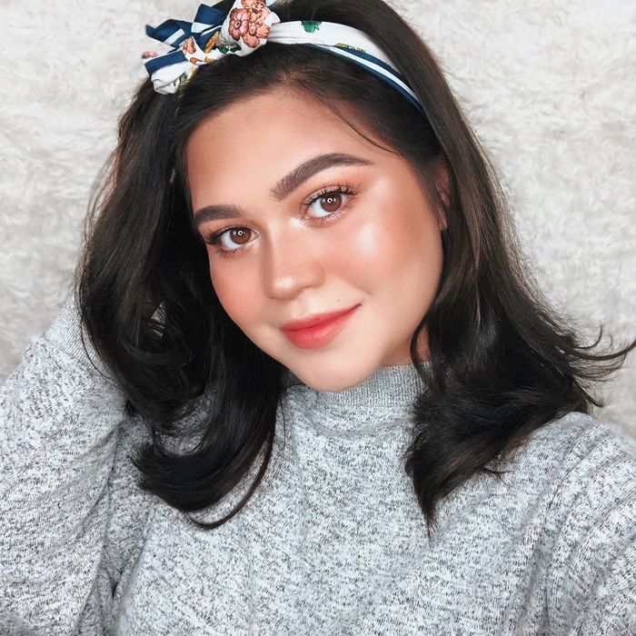 Teknik highlighter juga bisa menyamarkan pipimu yang tembem agar terlihat lebih tirus