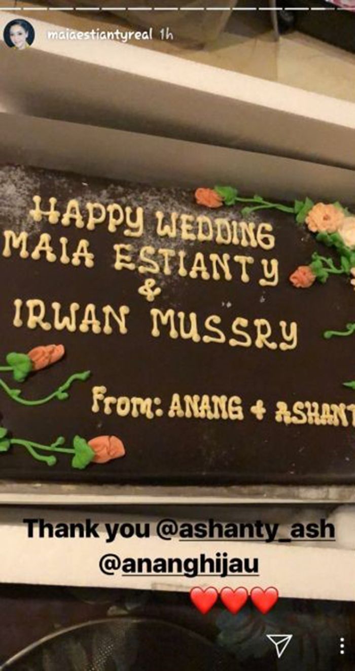 Anang dan Ashanty memberi kado spesial untuk Maia Estianty dan Irwan Mussry.
