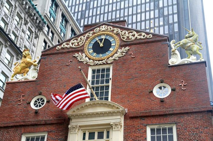 Kapsul waktu di Boston State House Lion