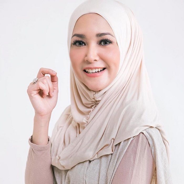 Penampilan Maia Estianty tampil cantik dalam balutan hijab