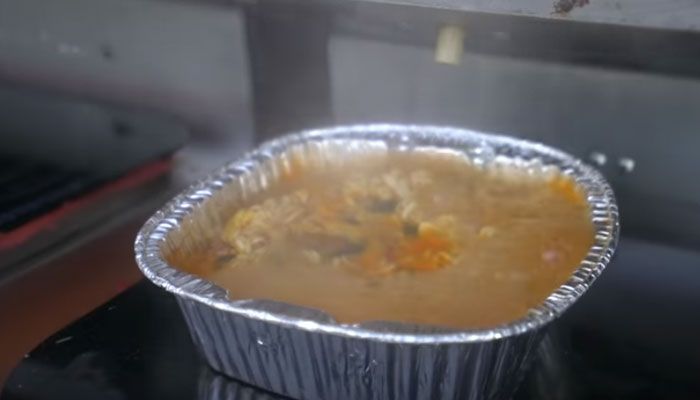 Mangkok berbahan aluminium di paketan mie instan, berfungsi sebagai panci