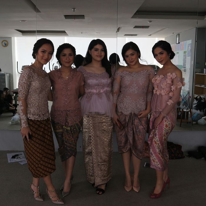 Elegan banget nih, Tyarani Nugraha tampil pakai kebaya di hari kelulusannya