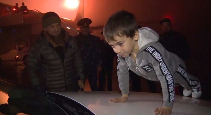 Kurayev melanjutkan aksinya di atas kap mobil Mercedes Benz hadi dari presiden Chechnya