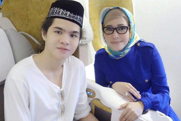 Maia Estianty berhijab