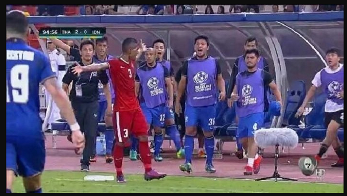 Abduh Lestaluhu di depan para pemain timnas Thailand pada leg kedua final Piala AFF 2016.