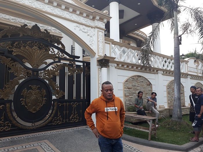 Sule dikediamannya di Perumahan Dukuh Bima, Grand Wisata, Bekasi, Jawa Barat.
