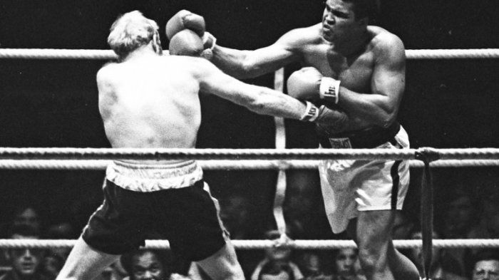 Aksi Muhammad Ali di atas ring tinju