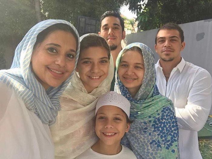 Isabel Tramp bersama sang Mama, Ayu Azhari, dan saudara-saudaranya.