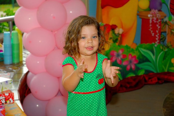 Potret masa kecil Isabel Tramp, putri Ayu Azhari dan Mike Tramp.