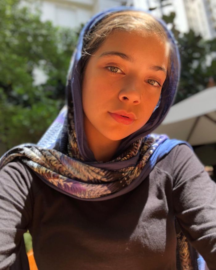 Dengan keturunan darah Denmark dan Arab, warna mata Isabel Tramp pun tak seperti kebanyakan orang Indonesia.
