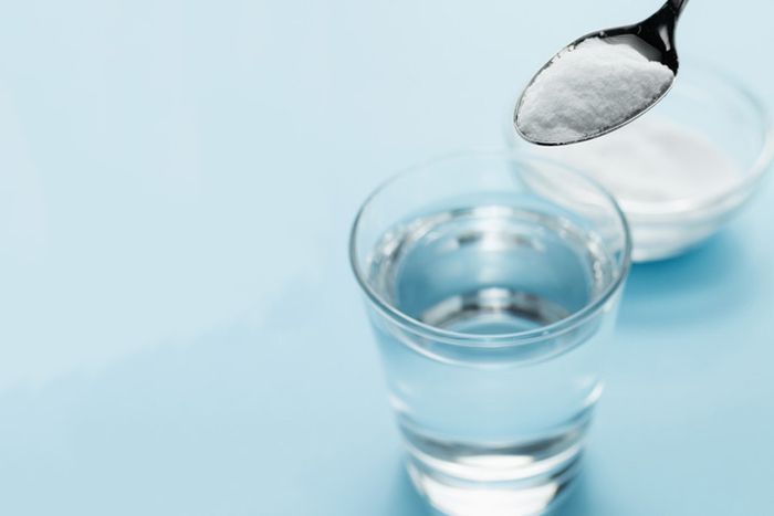 Air garam jadi salah satu bahan dalam tips menyembuhkan gusi yang bengkak