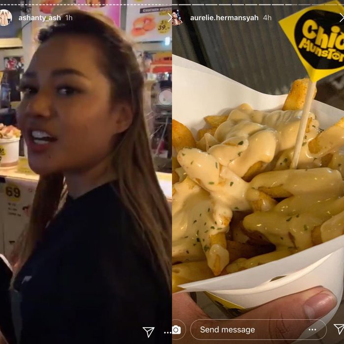 Aurel menunggu kentang goreng saus keju di pasar Thailand
