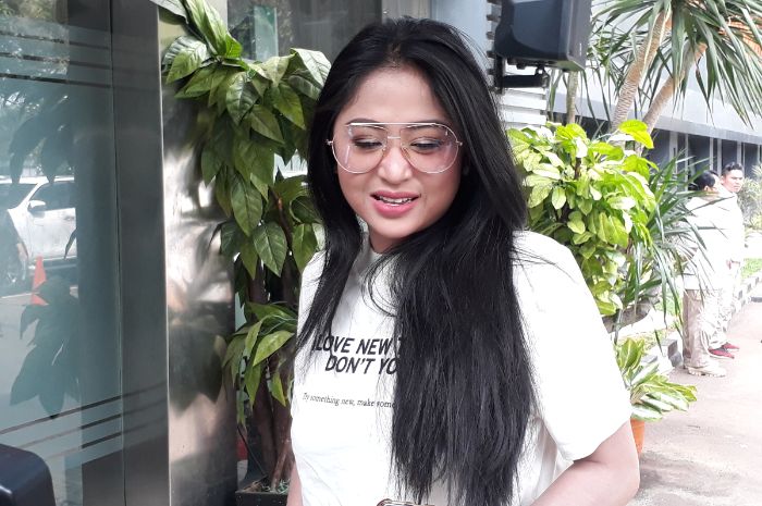 Dewi Perssik saat mendatangi Gedung Kriminal Khusus, Polda Metro Jaya pada Senin (19/11/2018) sekira pukul 10.00 WIB.