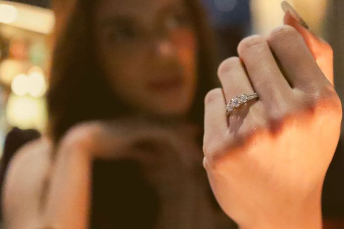 Sabrina pamerkan cincin tunangannya dengan Deddy Corbuzier