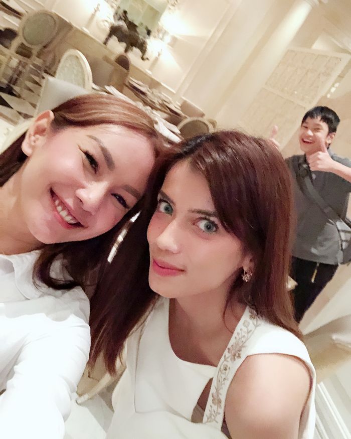 Sabrina Chairunnisa berfoto dengan Kalina Ocktaranny, Azka 'photobomb' di belakangnya