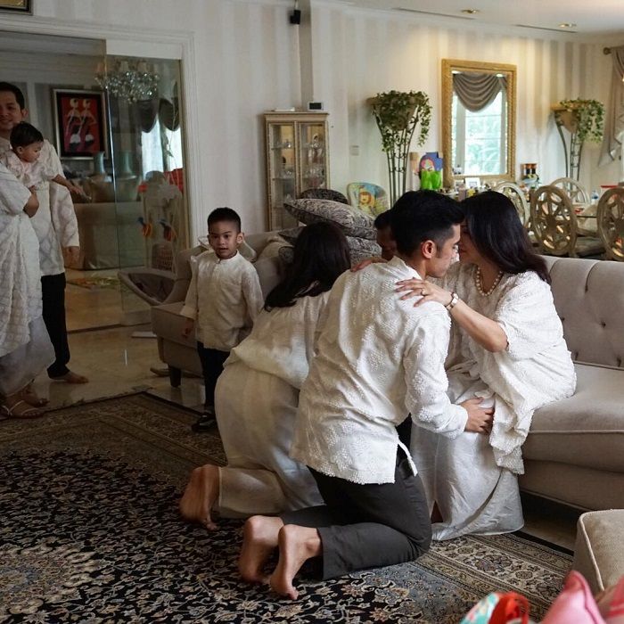 Rumah Dian Sastrowardoyo, ruang keluarga dan ruang makan
 