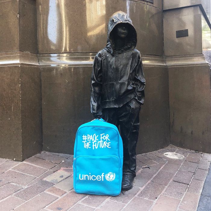 Semua patung anak-anak di Australia membawa tas UNICEF di Hari Anak Universal