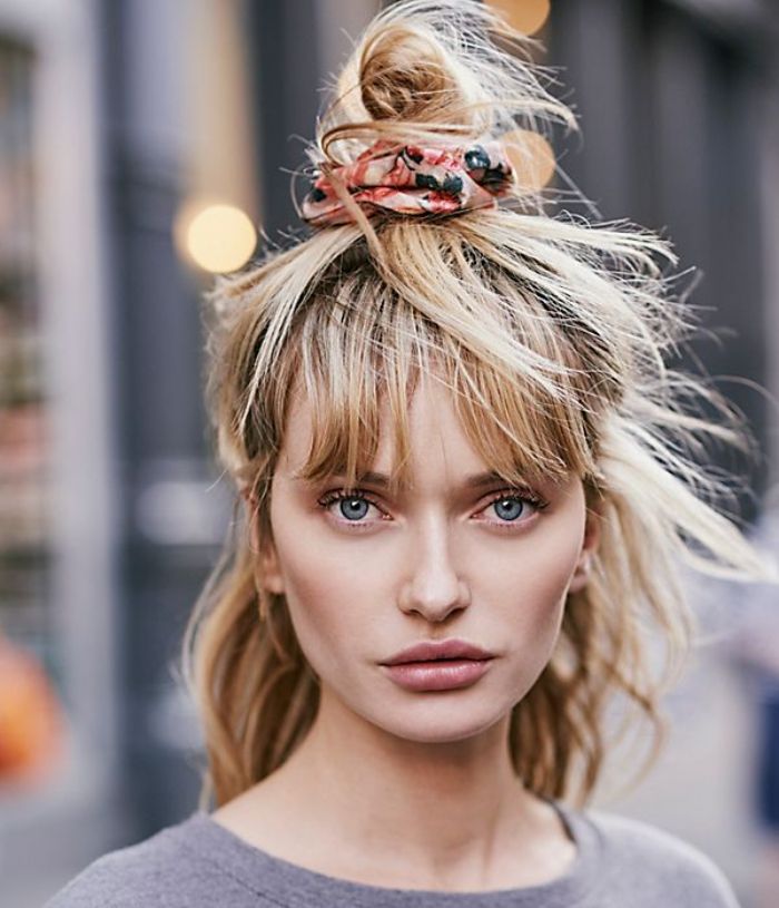 Scrunchie hair dapat menutupi rambutmu yang lepek saat traveling