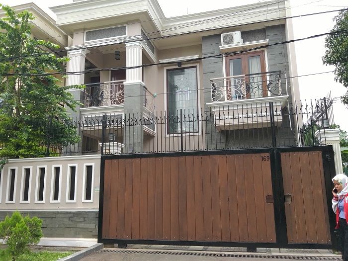 Kondisi rumah Angel Lelga usai penggerebekan (Rissa Indrasty/Grid.ID)