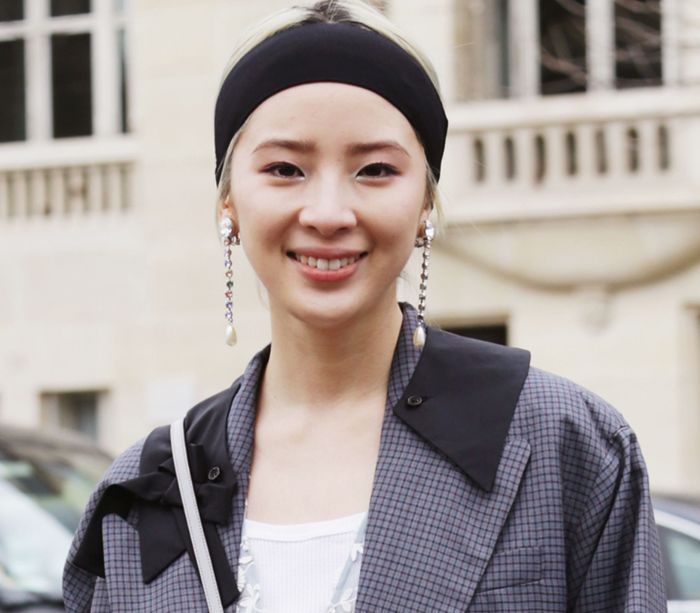 Pemakian aksesori berupa beadbands dapat menutupi rambut lepek saat traveling
