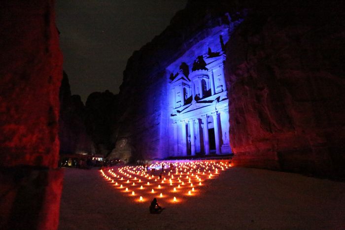 Kota Petra, Yordania menjadi biru di Hari Anak Universal