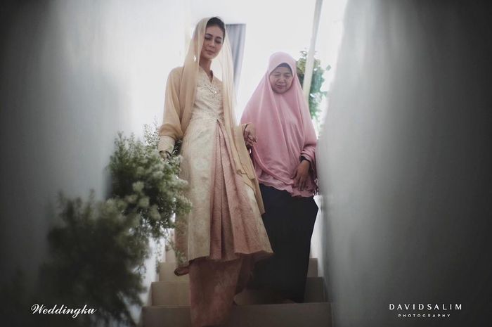 Penampilan Paula Verhoeven saat pengajian pranikah