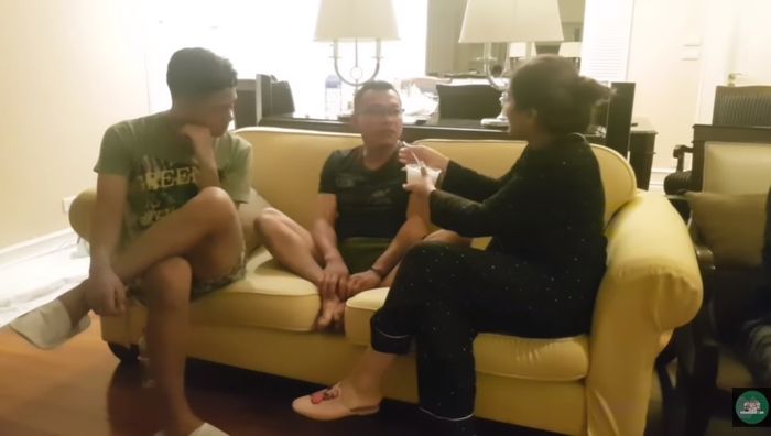 Anang Hermansyah menggaruk kakinya yang gatal dan Ashanty menmberinya minuman hangat