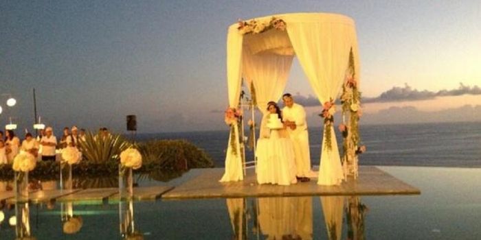 Gading dan Gisel saat menggelar pesta pernikahan di Tirtha Luhur, Uluwatu, Bali, Sabtu (14/9/2013). Foto diambil dari akun Twitter Moammar Emka.