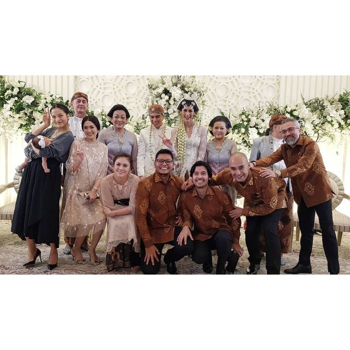 Putri Marino (kiri) di pernikahan Baim Wong dan Paula Verhoeven.