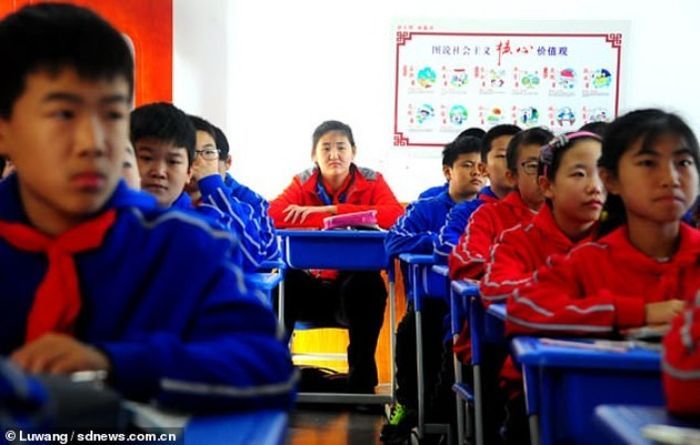 Zhang Ziyu harus duduk di bangku paling belakang saat di kelas