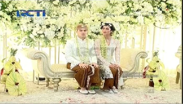 Penampakan kursi pelaminan yang dihiasi bunga-bunga warna putih