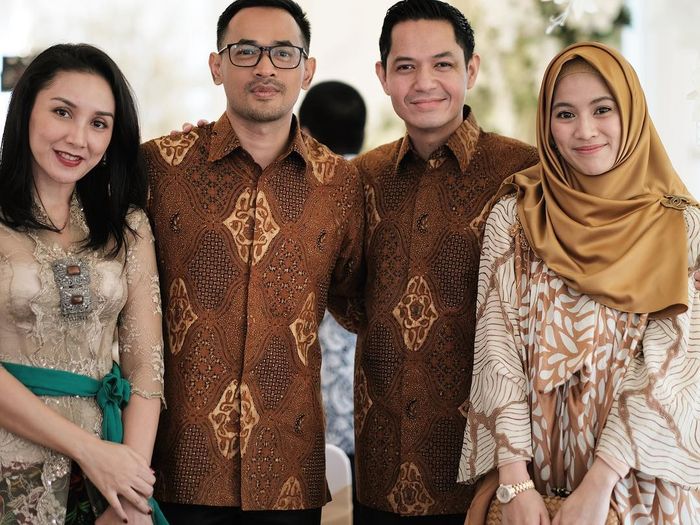 Penampilan istri Oka Antara, Rara Wiritanaya (kiri) di pernikahan Baim Wong dan Paula Verhoeven.