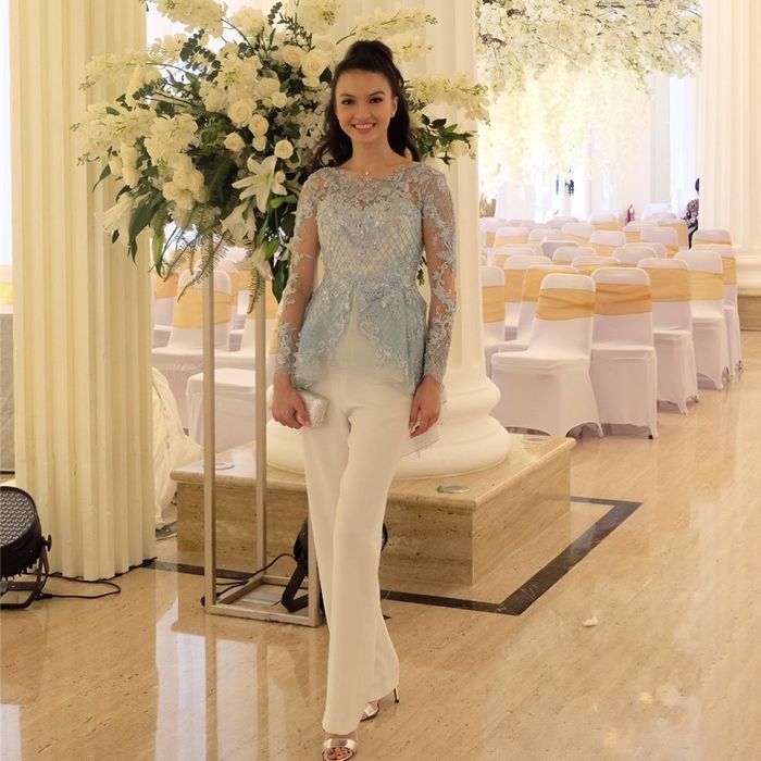 Penampilan Raline Shah saat hadir di pernikahan Baim Wong dan Paula Verhoeven.