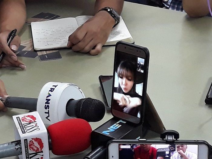 Gisella lakukan video call dengan para wartawan