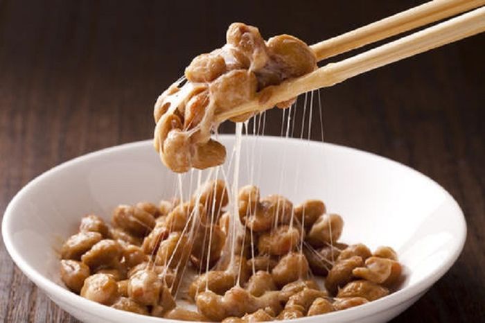 Natto adalah hidangan kacang kedelai yang difermentasi.