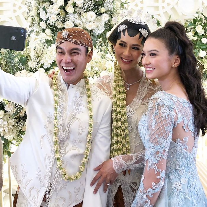 Raline Shah berpose dengan pasangan yang beru berbahagia, Baim Wong dan Paula Verhoeven.