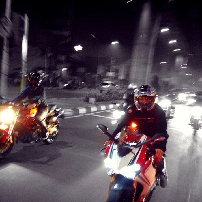 Beno juga hobi tunggangi Moge alias motor gede