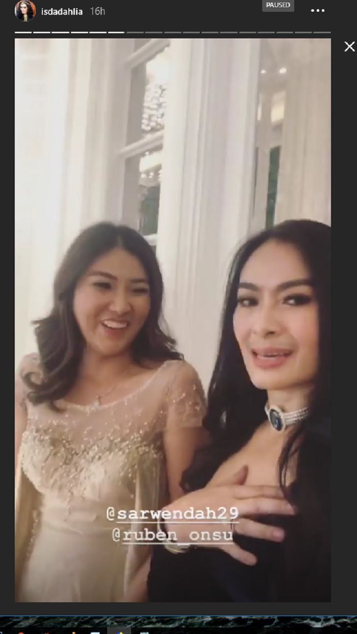 Iis Dahlia bertemua Sarwendah di resepsi Baim-Paula