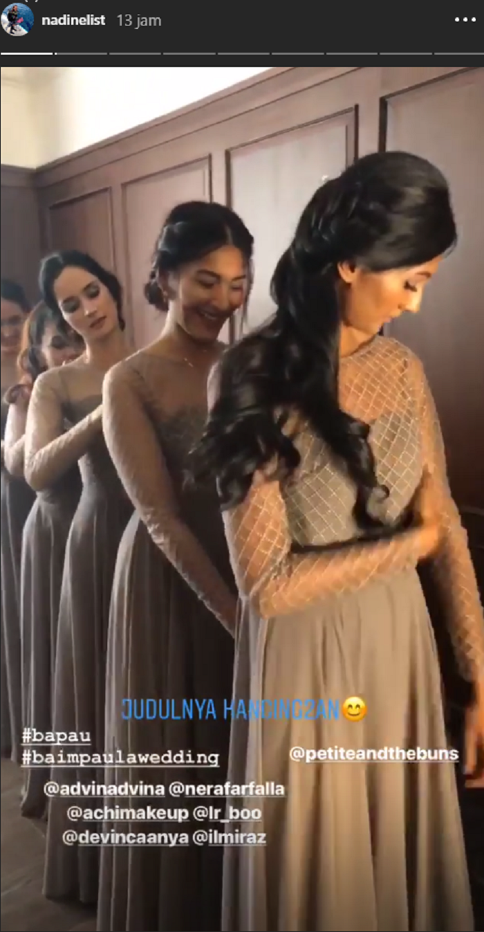 Kompaknya para bridesmaid Paula Verhoeven saling bantu mengancingkan gaunnya