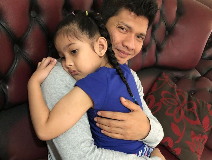 Atreya tak mau lepas dari pelukan Iko Uwais