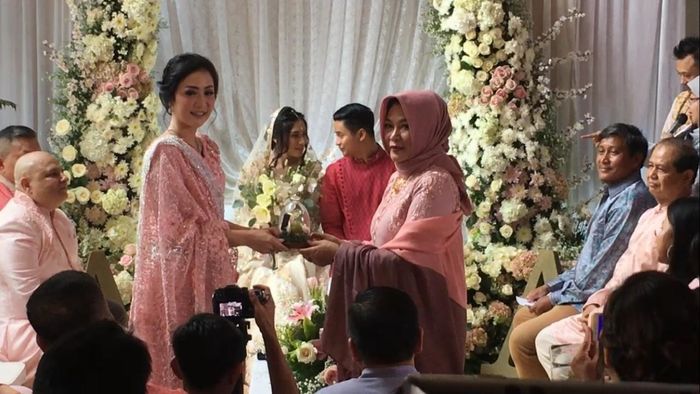 seserahan lamaran dari Adly Fayruz untuk Angbeen Rishi