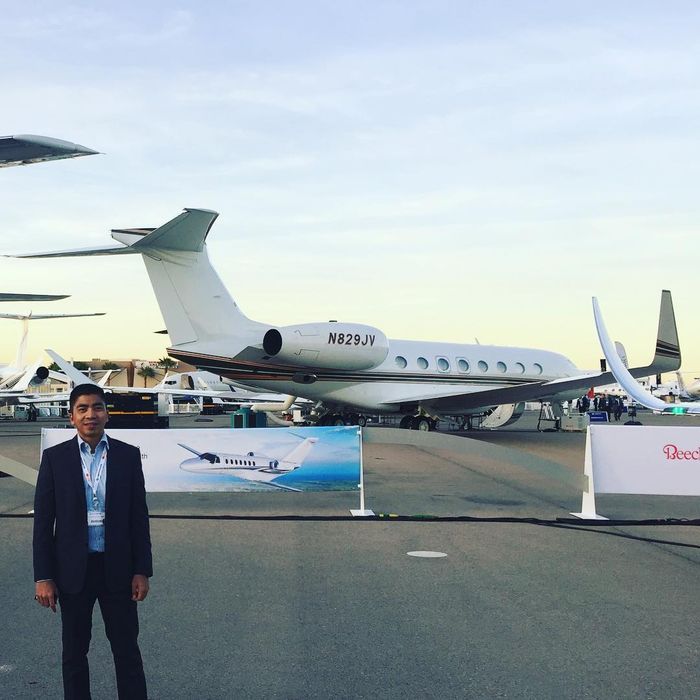 Benjamin Pandelaki Berpose di depan jet binsis Gulfstream G650 